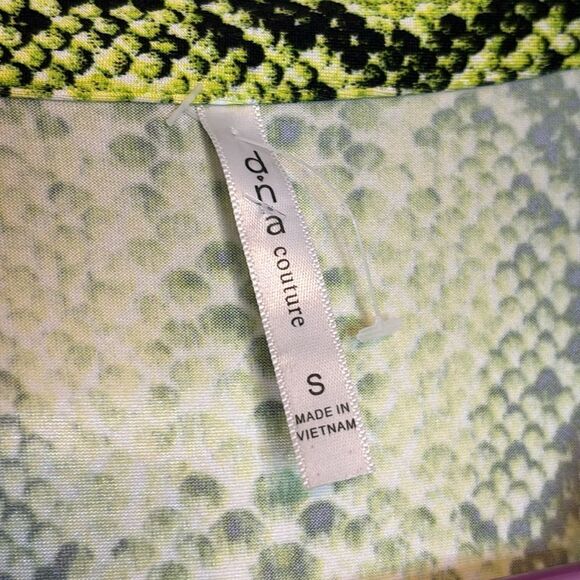 DNA Couture Women’s Neon Green Snakeskin Printed Short Sleeve Blouse Size S - Picture 4 of 5